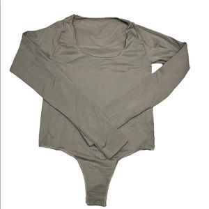 ESSENTIAL LONG SLEEVE SCOOP NECK BODYSUIT